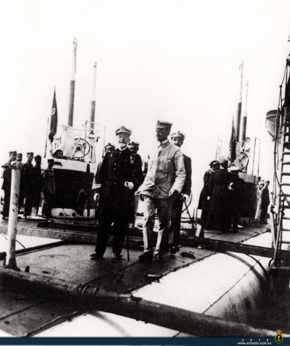 1917. El ministro de Marina Alte. Flórez visita los submarinos A a su llegada a Tarragona. 